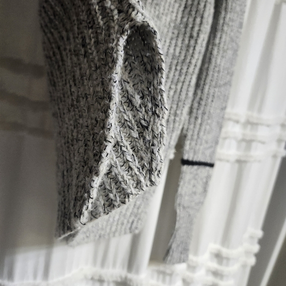 Like new, sweater ✨️ Size small - Picture 6 of 11